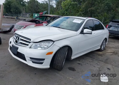 2013 Mercedes-Benz C 300 Sport 4Matic/Luxury 4Matic z USA, uszkodzony, nr VIN WDDGF8AB1DR279333